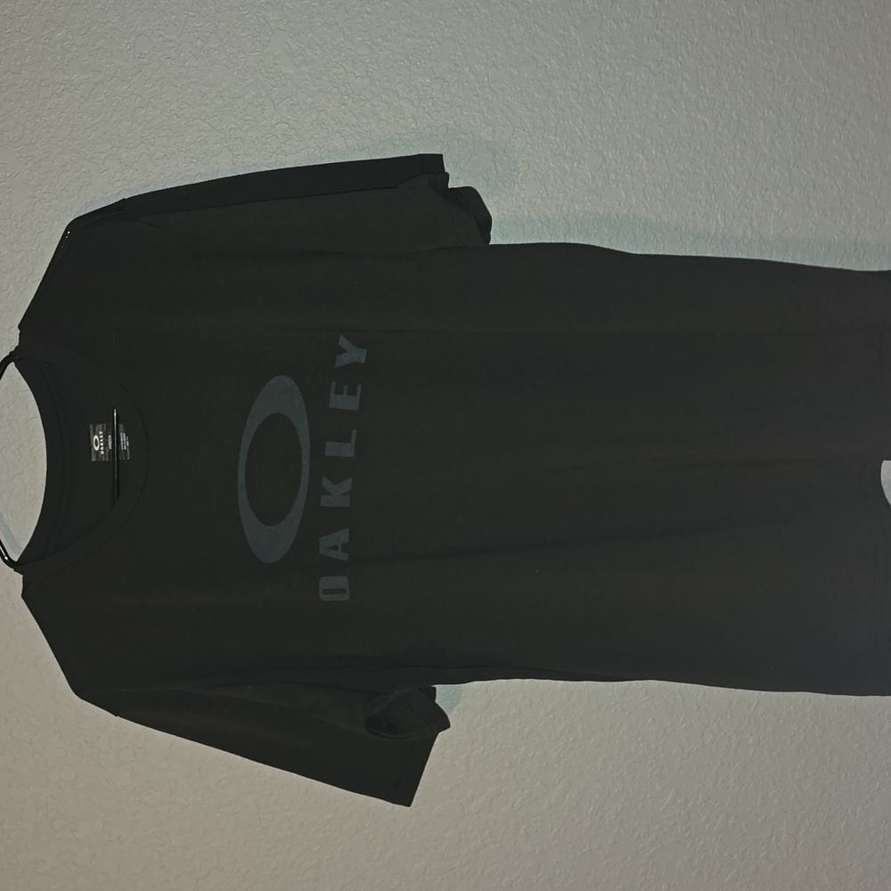 Black Oakley tee